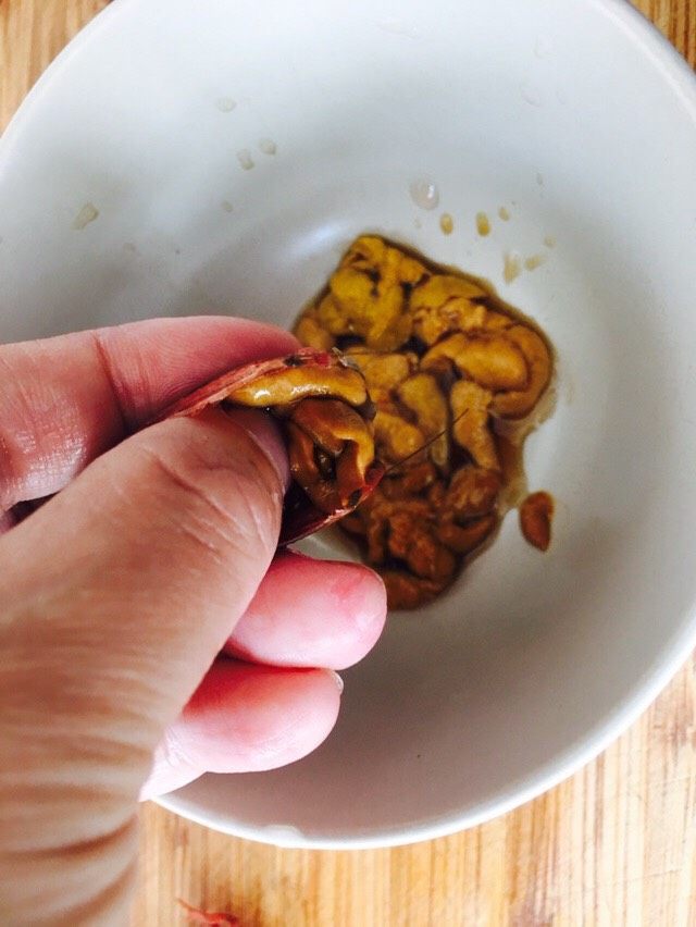 红烧小龙虾,用大拇指，从后面轻轻往前推，虾黄就完整的落到碗里。
