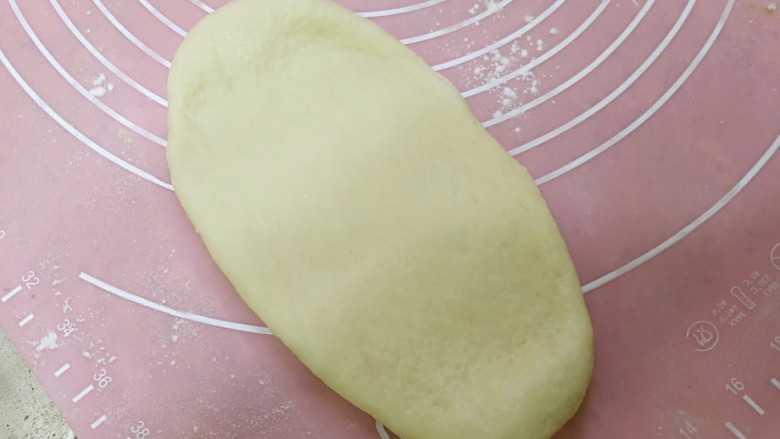抹茶麻薯哈斯面包,取一个松弛好的面团，擀成椭圆形。