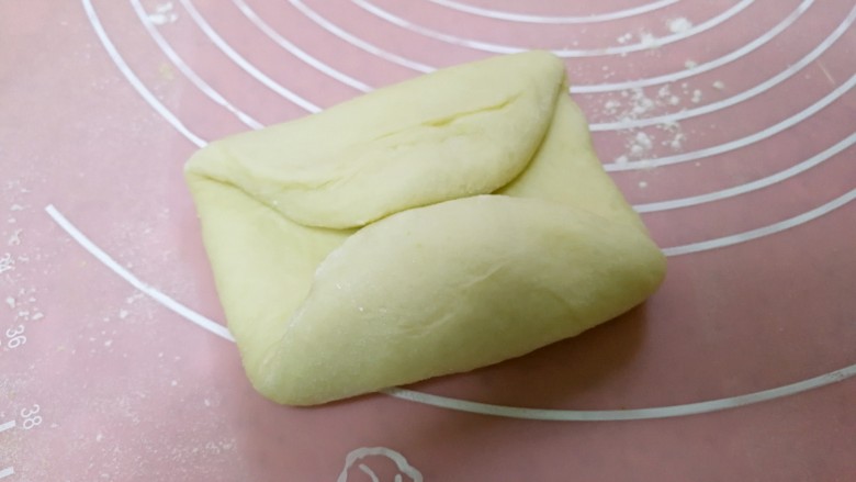 抹茶麻薯哈斯面包,左右往中间折叠一下。