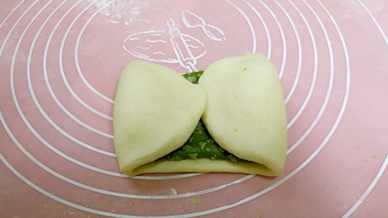 抹茶麻薯哈斯面包,两头往中间叠起。