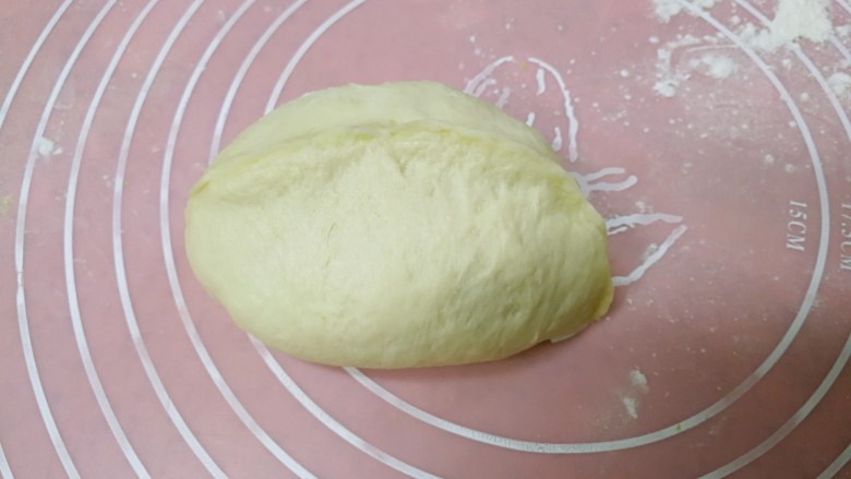 抹茶麻薯哈斯面包,把中间的缝隙捏合，捏紧收口。