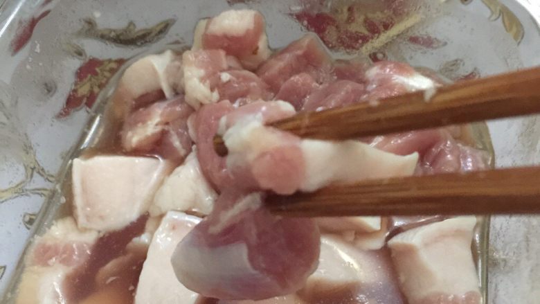 肉粽子,猪肉切成小块，用大蒜花椒盐水腌制备用