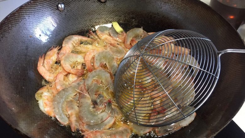椒盐基围虾,锅烧热倒入植物油，油烧到高温的时候放入虾，记得不要把水份倒进去。
