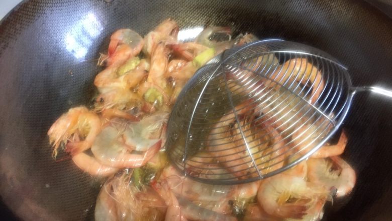 椒盐基围虾,不停的翻动，好让虾炸的更均匀。