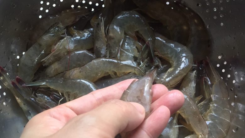 椒盐基围虾,背上用剪刀划开，这样是为了虾肉更入味，用流动水冲洗干净，控干水份。