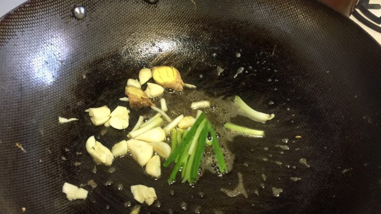 椒盐基围虾,锅里留少许油，放入葱，姜，蒜用中小火煸出香味。