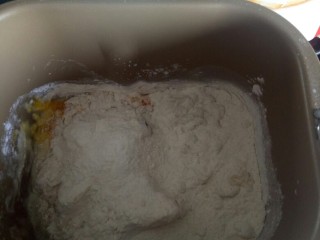 蜜豆花环面包,所有材料放面包桶里面，盐和糖对角放，imix键两次，膜就可以出来了