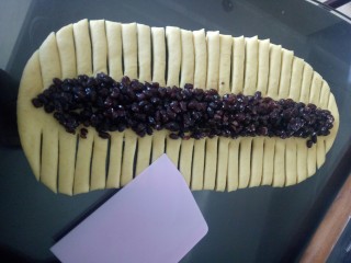 蜜豆花环面包,两边用刮刀切一厘米的宽度