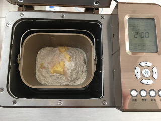 全麦蔓越莓奶酪包,将面包材料全部放入东菱1352AE-3C面包机中，使用标准菜单揉面。