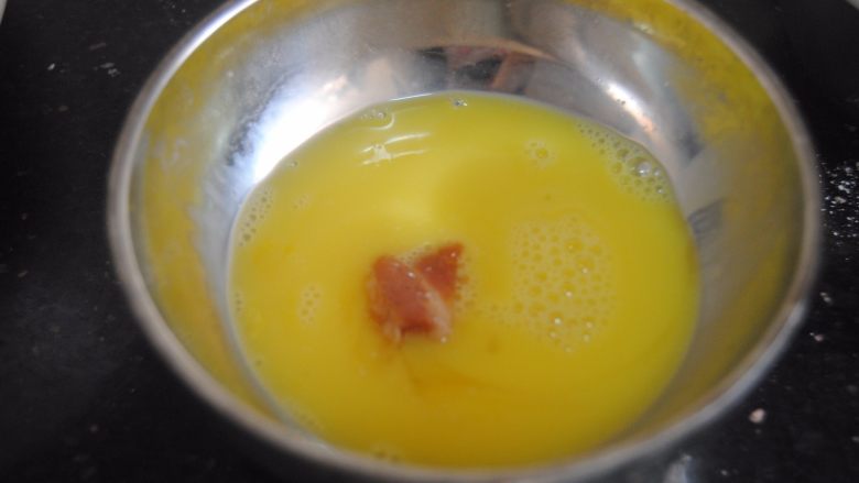 菠萝咕噜肉,先夹一块猪肉放入蛋液内沾满蛋液