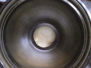 豹纹吐司,我们先将245克的大面团放入到盆子里盖上盖子放置室温发酵（夏天的话建议室温，天气如果降温变凉了就送入烤箱开发酵铛进行发酵）