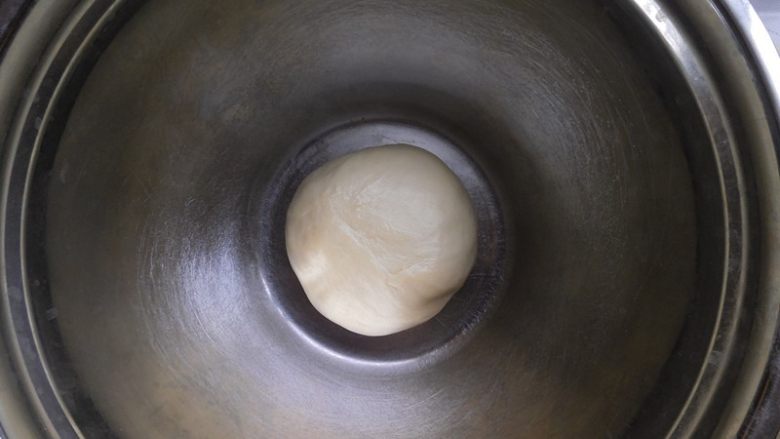 豹纹吐司,我们先将245克的大面团放入到盆子里盖上盖子放置室温发酵（夏天的话建议室温，天气如果降温变凉了就送入烤箱开发酵铛进行发酵）