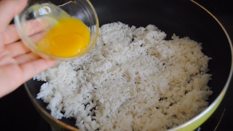 鲜芒芝士饭,混合蛋液，倒进米饭内，翻匀至每一颗米饭都裹上蛋液