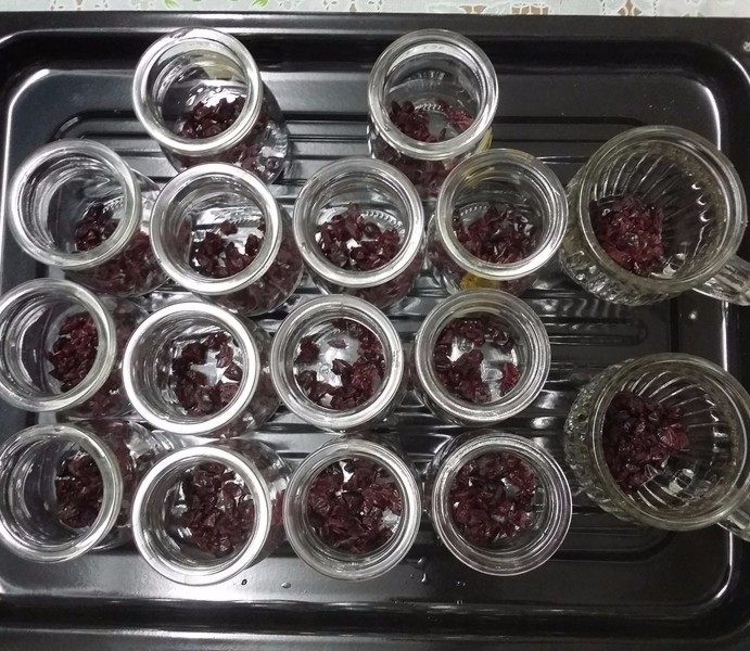 蔓越莓酸奶,待凉后放入蔓越莓粒备用