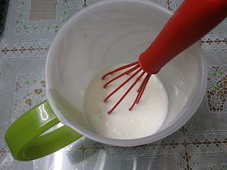 蔓越莓酸奶,用打蛋器搅拌至完全融化