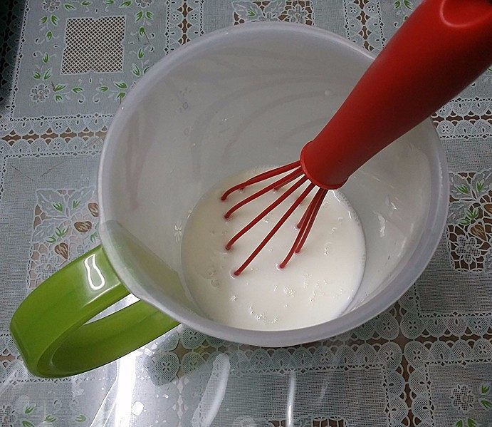 蔓越莓酸奶,用打蛋器搅拌至完全融化