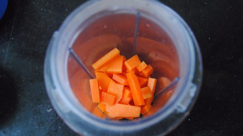 胡萝卜口袋面包,胡萝卜切小块加入等量的水用料理机搅打成汁，过滤出大颗粒。我用了1/3根胡萝卜