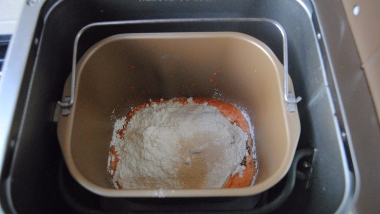 胡萝卜口袋面包,把所有材料都放入面包机内，启动和面键