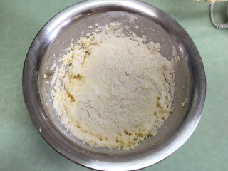 凤梨酥,筛入低筋面粉、奶粉、盐的混合物。