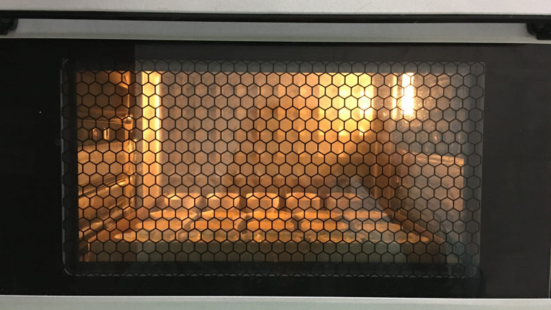 凤梨酥,都做好后放入提前预热的烤箱中进行烘烤，温度为上管150度，下管165度。时间为25分钟。