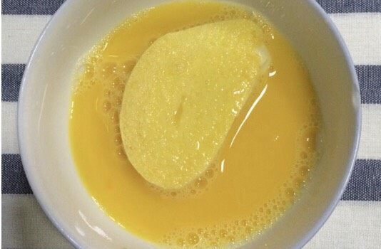 金黄炸馍馍片,用馍馍片裹一层蛋液。