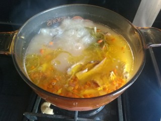 一鸡两吃之小公鸡三步走,汤中加盐调味，放入切碎的3个小米椒。
