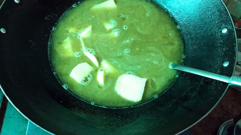 女友爱吃的咖喱土豆牛肉,放入土豆，往锅里加水，水没过土豆即可