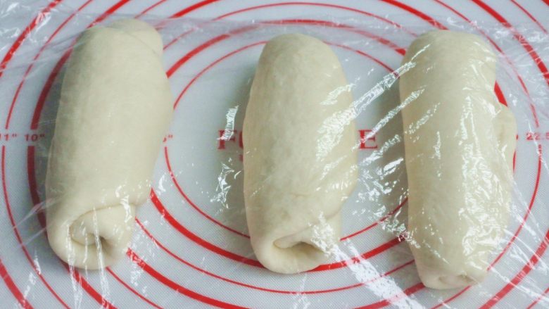 玉米沙拉三明治,将面团擀开卷成圆筒状，3个都做同样处理，盖上保鲜膜静置15分钟左右。