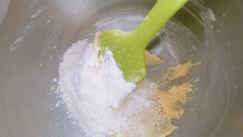 酥皮泡芙之丑萌小猪,将白砂糖，低粉，杏仁粉都加入软化的黄油中，用刮刀混合均匀