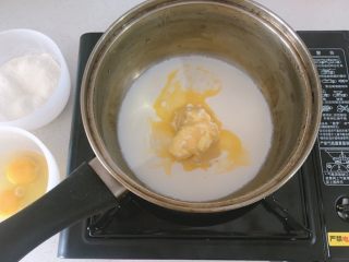 酥皮泡芙之丑萌小猪,黄油与牛奶放入奶锅中，开中火将黄油融化