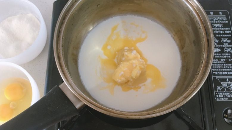 酥皮泡芙之丑萌小猪,黄油与牛奶放入奶锅中，开中火将黄油融化