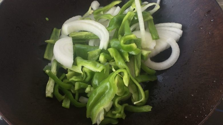 黑胡椒牛柳,锅预热 倒油 加配菜 洋葱 麻椒 6分熟 盛出待用