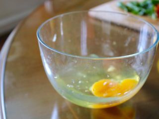 健康鸡蛋早餐,在一个碗里，加一个鸡蛋，两个蛋白（这是为了营养，不用这样）