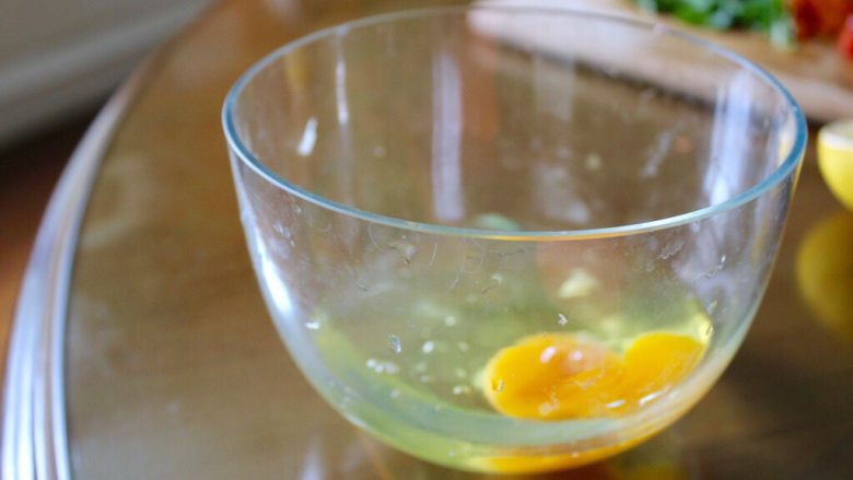 健康鸡蛋早餐,在一个碗里，加一个<a style='color:red;display:inline-block;' href='/shicai/ 9'>鸡蛋</a>，两个蛋白（这是为了营养，不用这样）