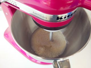 烧麦灌香肠土豆丝饼套餐,将中筋粉与热水放入KitchenAid厨师机中，以4档搅拌成面团