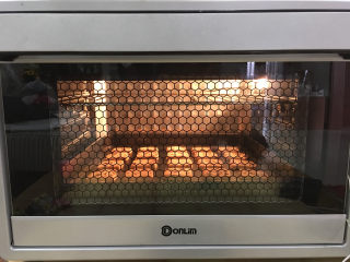 蔓越莓曲奇饼干,放入提前预热好的烤箱中进行烘烤，温度为上管150度，下管165度，时间为20分钟，最后几分钟注意一下饼干颜色，表面微黄就可以了。