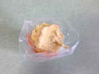 棉花糖淋酱夹心曲奇饼干,装入裱花袋中，花嘴选用自己喜欢的形状。