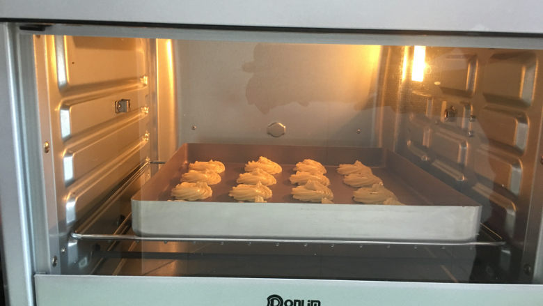 棉花糖淋酱夹心曲奇饼干, 放入提前预热好的烤箱进行烘烤，温度为170度，时间为20分钟。