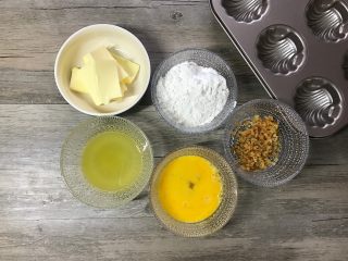 橙香玛德琳,准备材料，我用的鲜榨橙汁，糖渍橙皮丁也切成细碎一点，低粉和泡打粉混合过筛。