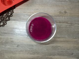 火龙果酸奶冻芝士,火龙果用果汁机打成汁。