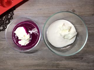 火龙果酸奶冻芝士,将奶油奶酪各取一半各放入火龙果汁以及酸奶中。再加入细砂糖。