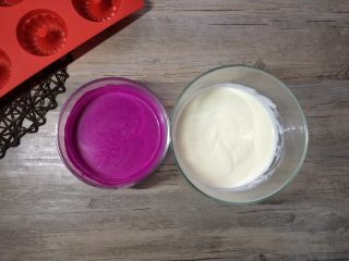 火龙果酸奶冻芝士,混合均匀。