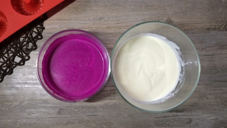 火龙果酸奶冻芝士,混合均匀。