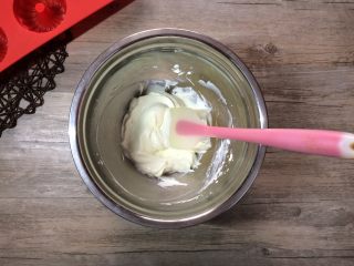 火龙果酸奶冻芝士,打发淡奶油，到不流动状态。