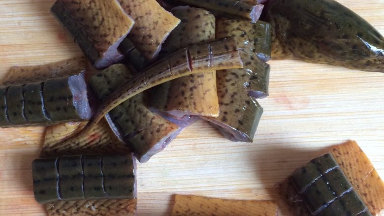 红烧鳝鱼（辣）,从背面切花刀在切成段