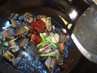 红烧鳝鱼（辣）,放入少许郫县豆瓣酱
