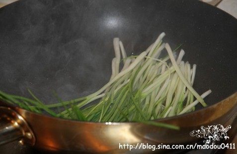 葱烧鲫鱼,锅内热油，放入葱煎香。