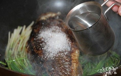 葱烧鲫鱼,加入适量水（约至食材的1/2处），煮开后转中小火炖至汤汁浓稠即可。