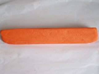 超萌胡萝卜小饼干（芝士口味）,拿出冷冻好的知识面团  切成大约7毫米的厚片
