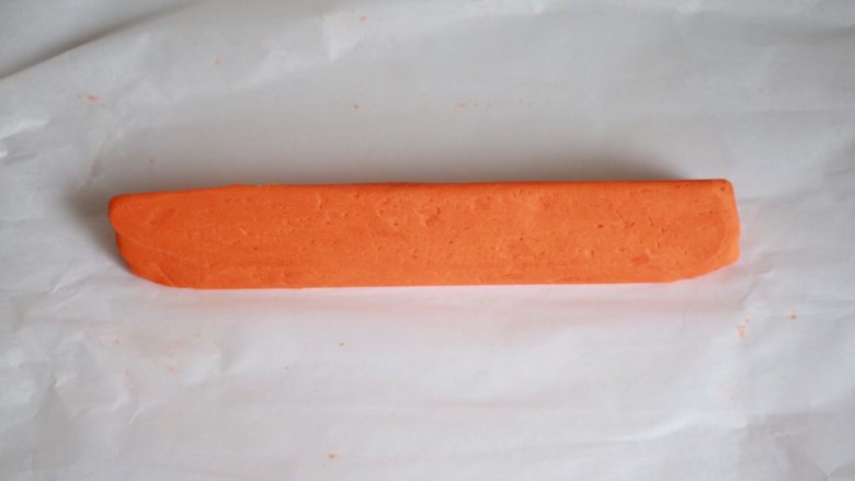 超萌胡萝卜小饼干（芝士口味）,拿出冷冻好的知识面团  切成大约7毫米的厚片